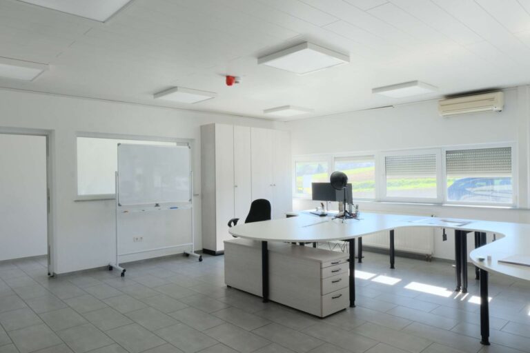 Großes Büro
